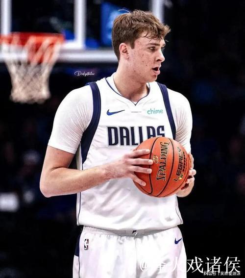 弗拉格挑篮命中造成犯规,加罚不中错失40分、独行侠落后1分 弗拉格挑篮命中造成犯规,加罚不中错失40分、独行侠落后1分