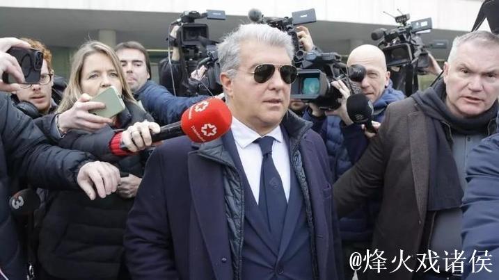 每体:拉波尔塔和莱万经纪人会谈,球员想续一年但巴萨不着急 每体:拉波尔塔和莱万经纪人会谈,球员想续一年但巴萨不着急